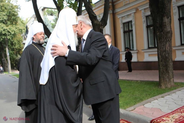 FOTO // Preşedintele Nicolae Timofti l-a primit cu căldură pe Patriarhul Kiril. S-au îmbrăţişat şi pupat! 