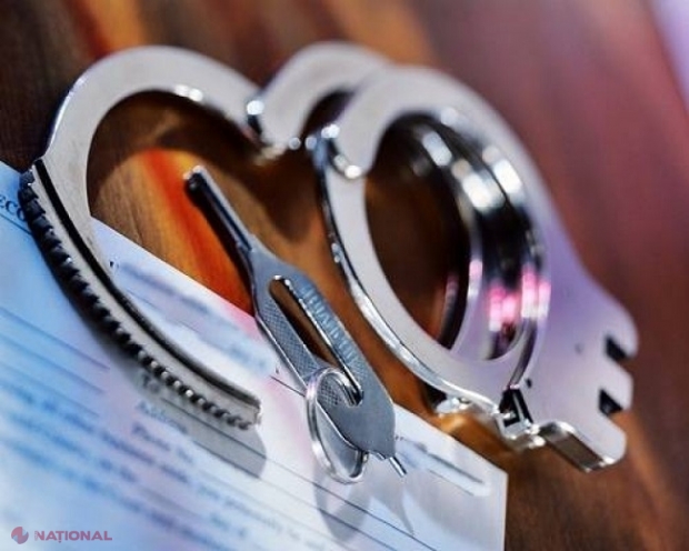 Doi inspectori fiscali, REȚINUȚI cu banii în mână: Ar fi cerut mită de la administratorul unei întreprinderi