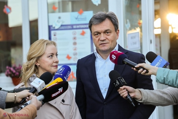 FOTO // Premierul Dorin Recean a votat pentru DOI primari: „Astăzi se decide viitorul R. Moldova”. Ce așteptări are soția prim-ministrului