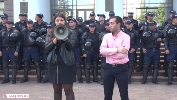 SUTE de polițiști, MOBILIZAȚI la Parlament. Câți cetățeni au venit să protesteze în fața Legislativului