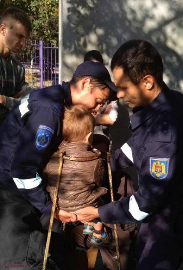 FOTO // Un băiețel de trei ani din Comrat a rămas cu capul blocat într-o poartă: Operațiunea salvatorilor