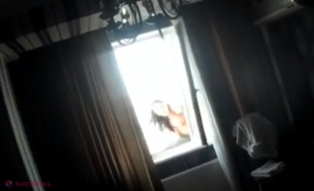 VIDEO // O tânără din Chișinău amenința că se ARUNCĂ în GOL de la etajul nouă, după ce a urcat pe un aparat de aer condiționat: Salvată în ultimul moment! Operațiunea a fost filmată