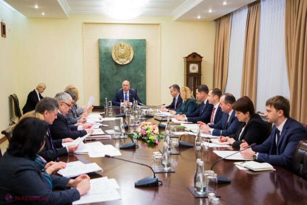 Premierul Filip cere mai multă RESPONSABILITATE în implementarea legii salarizării. Cine se face vinovat pentru că 10% dintre bugetari nu și-au primit leafa