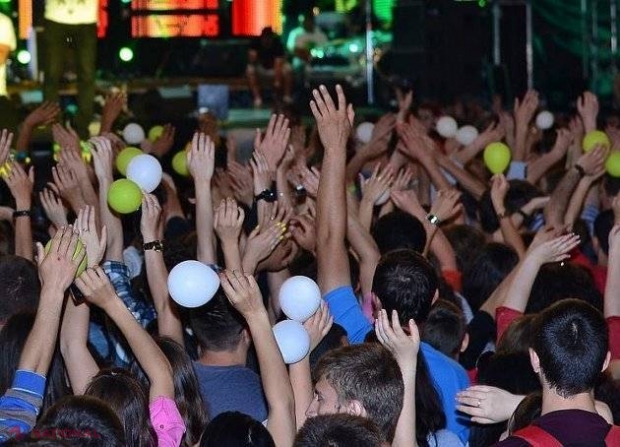 O cântăreaţă din România, aproape să nască pe scenă
