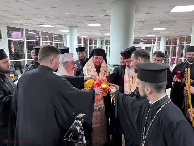 FOTO // Sfânta Lumină de la Ierusalim a ajuns în Sâmbăta Mare la Chișinău, adusă de către o delegație a Mitropoliei Basarabiei
