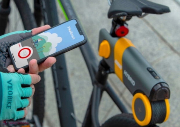 VIDEO // Cum să-ți transformi bicicleta în una electrică în mai puțin de un minut. Invenția este foarte ieftină și ușor de instalat