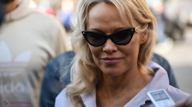 VIDEO // Pamela Anderson, închisă într-o cușcă la Paris. Motivul este unul EMOȚIONANT