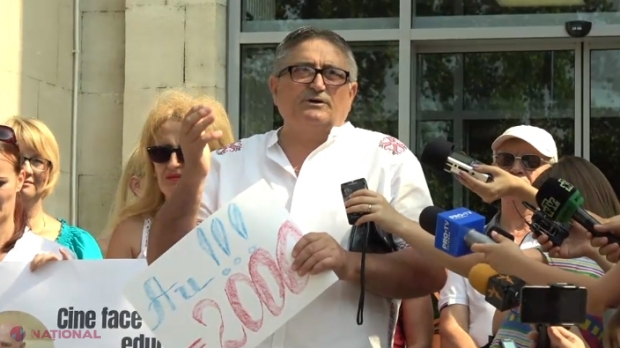 VIDEO // Mai mulți profesori protestează la Guvern: Cer salarii mai mari