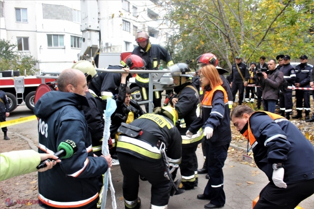VIDEO // Incendiu într-un bloc din Chișinău: Peste 20 de locatari, evacuați