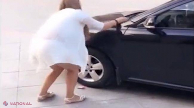 VIDEO // TÂNĂRA a văzut o bancnotă sub roată şi s-a aplecat să o ia. Şoferul a rămas MASCĂ când a văzut de ce e în stare