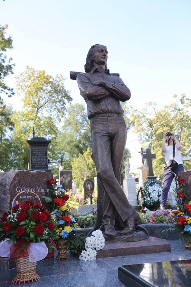 REPORTAJ FOTO // Vezi cum arată monumentul lui Grigore Vieru