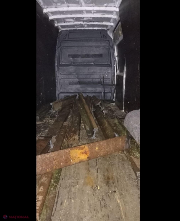 FOTO // Calea ferată, TĂIATĂ pe bucăți și FURATĂ: Un ins a fost prins în timp ce încărca în propriul automobil bucăți de șine