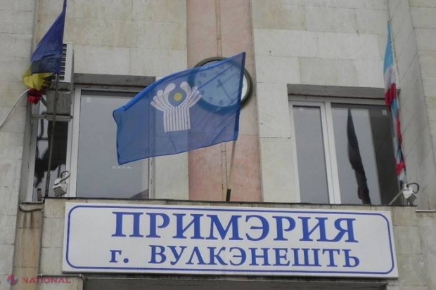 Drapelul CSI, smuls de polițiști de pe clădirea Primăriei din Vulcănești