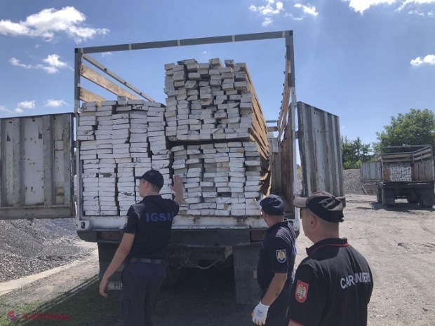 Foi de ardezie și cherestea de la Agenția Rezerve Materiale au ajuns în raionul Edineț, afectat puternic de ploile din ultimele zile