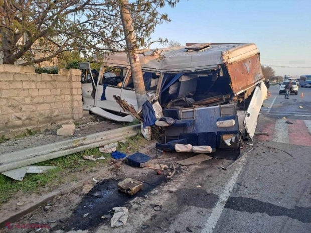 FOTO // Accident GRAV la Măgdăcești: 16 persoane traumatizate, după ce un microbuz de rută s-a ciocnit cu un camion