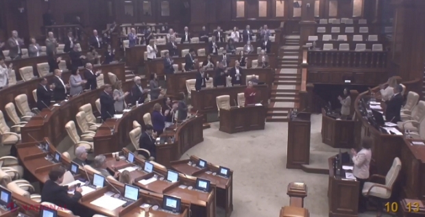 „Două victorii foarte importante!”. Alegătorii din R. Moldova care „au rezistat” și organele de drept care „nu au dormit nopțile” pentru a „proteja votul cetățenilor”, aplaudați în picioare în Parlament