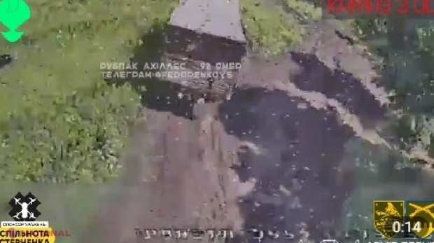VIDEO +18 // „Salut exploziv” pentru ruși din partea ucrainenilor. Momentul în care o dronă kamikaze lovește un camion plin cu soldați ruși