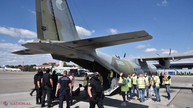 FOTO // Aeroportul Internațional Chișinău a fost împânzit de mascații de la „FULGER”. Șapte moldoveni au fost extrădați în cătușe, la bordul unui avion militar