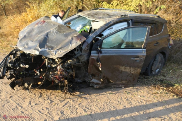  FOTO // Distracție cu final TRAGIC pentru un tânăr de 16 ani din Soroca. Doi tineri au sustras pe ascuns automobilul unei rude, după care au nimerit într-un accident. Automobilul s-a inversat de câteva ori, după care s-a izbit violent de un copac
