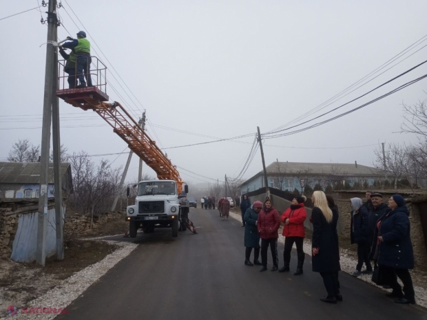 FOTO // Partidul „ȘOR” continuă lucrările de ILUMINARE STRADALĂ a satelor conduse de primarii formațiunii