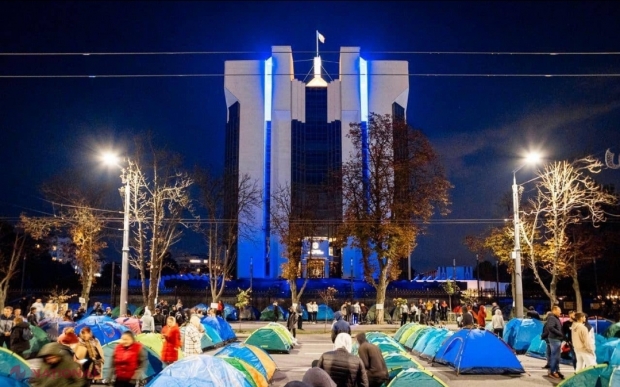 CSE ar putea interveni pentru DISPERSAREA FORȚATĂ a protestarilor lui Șor, care BLOCHEAZĂ bulevardul Ștefan cel Mare: ,,Dacă Ceban va continua să facă mendrele lui Șor, mă aștept MAI să găsească mâine soluțiile legale...