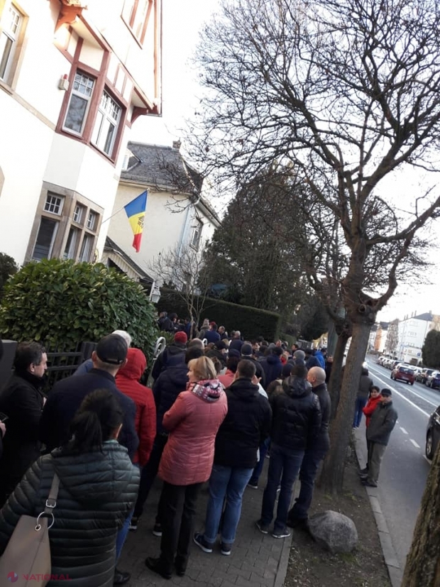 FOTO // Rând la Consulatul R. Moldova din Frankfurt: Zeci de cetățeni ai R. Moldova așteaptă să-și exercite votul