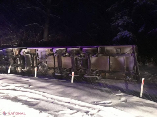 ÎNCĂPĂȚÂNARE // Un camion plin cu POTOCALE, răsturnat pe un drum din R. Moldova: Șoferul fusese avertizat de Poliție despre pericol, dar acesta nu a ascultat