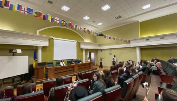 INFOGRAFIC // Ziua internațională a Studenților: Câți tineri învață astăzi la universitate și care sunt facultățile cele mai solicitate în R. Moldova