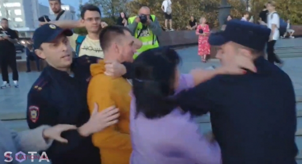 VIDEO // Au început PROTESTELE în circa 50 de orașe din Rusia, după ce Putin a anunțat MOBILIZAREA. Manifestanții au fost TRÎNTIȚI la pământ și loviți de poliție. Zeci de oameni, care au scandat împotriva războiului, ARESTAȚI