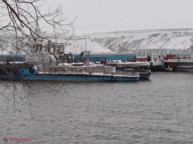 Legătura asigurată cu FERIBOTUL între cele două maluri ale Nistrului, SISTATĂ din cauza condițiilor meteo: Zeci de persoane blocate în vamă