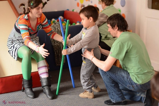 Pedepsiți pentru că au ales să nu-și dea puii în internate. Părinții copiilor cu dizabilități primesc o pensie mizeră