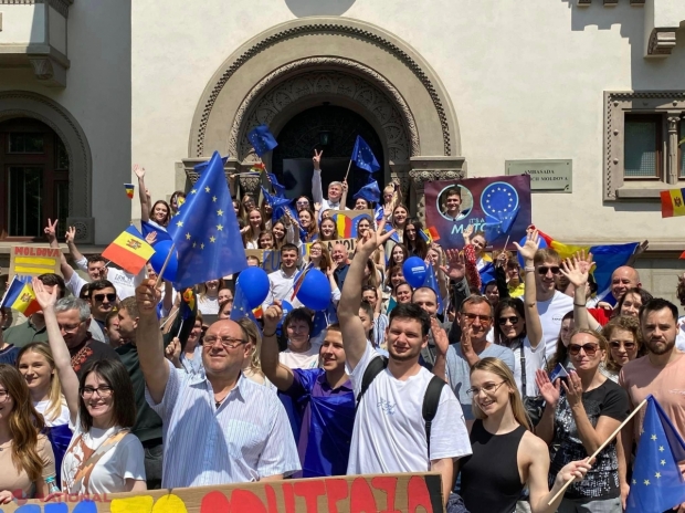 FOTO, VIDEO // Basarabenii s-au adunat în fața Ambasadei noastre la București pentru a spune într-un glas că R. Moldova merită un viitor frumos în UE