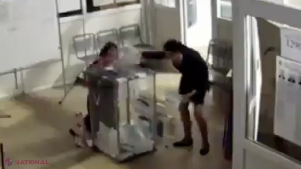 VIDEO // Noi dovezi privind fraudarea alegerilor din Rusia. Două rusoaice s-au târât în GENUNCHI într-o secție de votare, pentru a nu fi observate când introduc un teanc de buletine de vot false în urnă