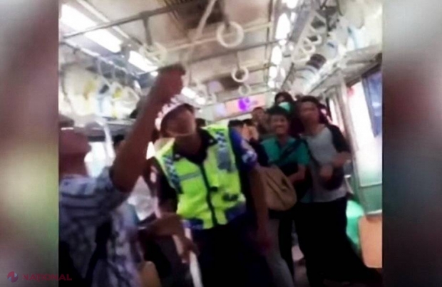 VIDEO // Imagini şocante dintr-un vagon, după ce un şarpe a apărut printre călători!