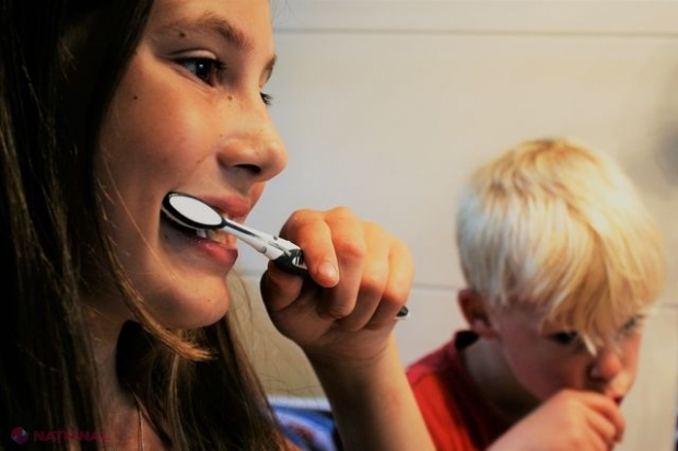 UTIL // Cum să faci pastă de dinți naturală care chiar curăță