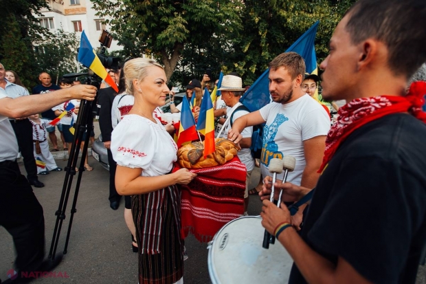 Participanții la Marșul Centenarului, tot mai aproape de Prut: Au mers deja peste 1 000 de kilometri pe jos, iar pe 26 august vor intra în R. Moldova