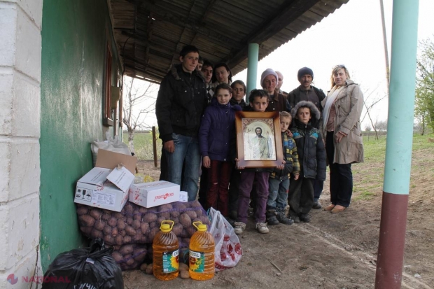 FOTO Familia care creşte 12 copii a primit DARURI de Paști de la angajaţii Penitenciarului nr. 16