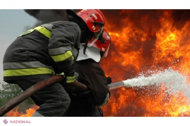 Pompierii anunță cauza izbucnirii incendiului care a distrus jumătate din mansarda unui bloc din capitală. Pe acoperișul clădirii s-au efectuat lucrări de hidroizolare cu utilizarea arzătorului conectat la o butelie de gaz