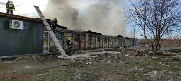 VIDEO // Depozit cu zeci de tone de ceară, „topit” la Cahul: Șase echipaje de pompieri au luptat aproape șase ore cu flăcările