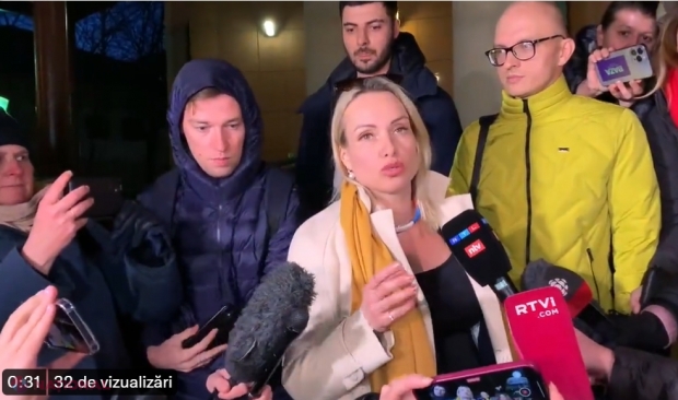  UPDATE//Amendă de 250 de dolari. A apărut Maria Ovseannikova, jurnalista care a intrat ÎN DIRECT la principalul buletin de știri din Rusia cu o pancartă pe care scria „Stop războiului!”. Acesta se află în sala de JUDECATĂ, unde își așteaptă sentința
