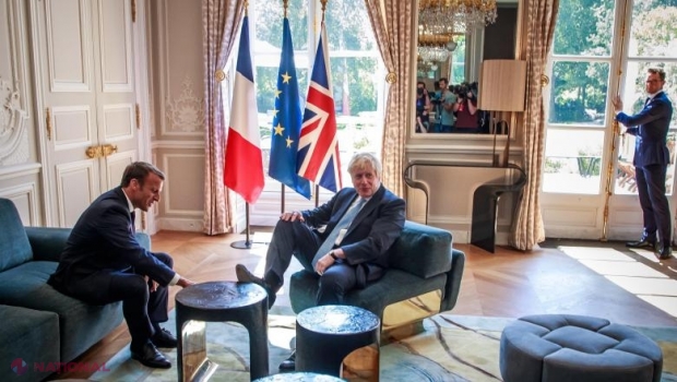 Boris Johnson, cu piciorul pe masă la Palatul Elysee. Cum a reacţionat Emmanuel Macron