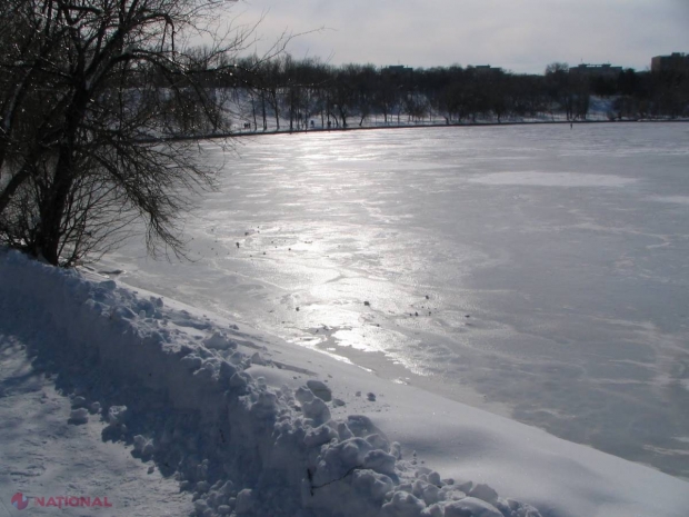 TRAGEDIE la Strășeni. Doi micuți, de 3 și 5 ani, lăsați NESUPRAVEGHEAȚI pe gheața subțire a iazului din Recea