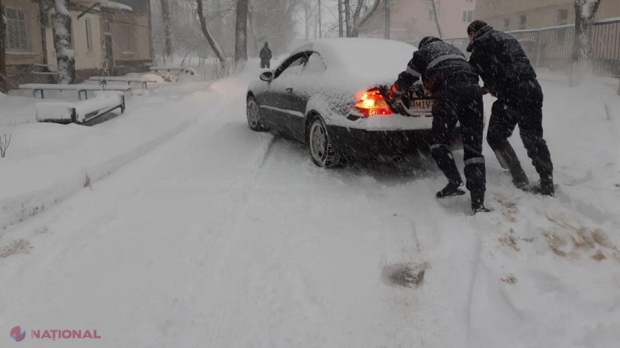 VIDEO, FOTO // Peste 103 accidente minore în ultima zi. O mașină s-a RĂSTURNAT, iar un microbuz a ARS aproape complet. Sfaturile lui Cavcaliuc pentru șoferi și pietoni