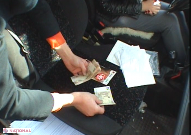 Poliţist, reţinut în flagrant delict cu o mie de euro mită