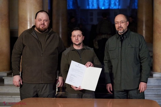 FOTO // Vladimir Zelenski a semnat cererea de aderare a Ucrainei la UE
