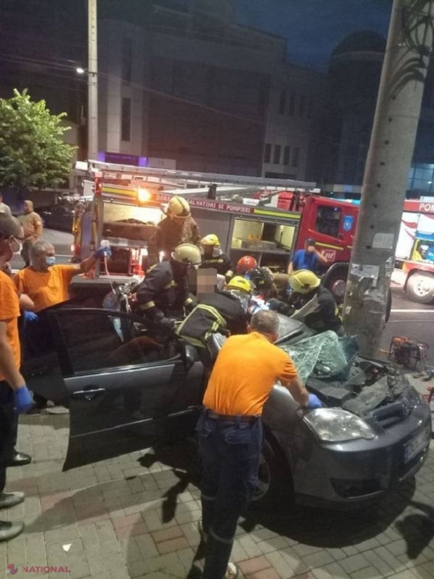 FOTO // O mașină s-a tamponat puternic într-un pilon din centrul Chișinăului: Șoferul a fost scos inconștient din „Toyota Corolla”