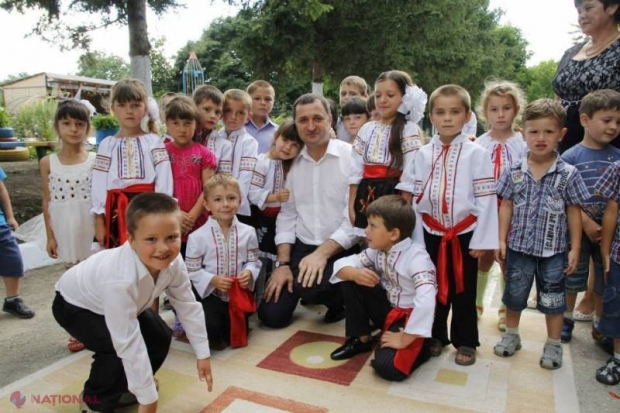 POZA ZILEI // Vlad Filat, îndrăgit de o copilă