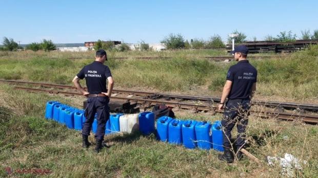 FURT din TREN: 17 canistre pline cu motorină, ascunse în iarbă lângă calea ferată de la Basarabeasca
