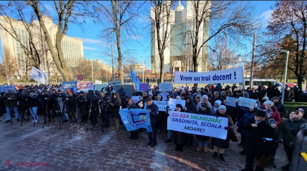 Profesorii, protest la Parlament! Spicherul Igor Grosu le-a promis că vor fi identificate SOLUȚII pentru creșterea salariilor: „Hai, vă rog, nu înghețați aici”. Protestatar: „Sperăm să nu înghețăm a doua oară”