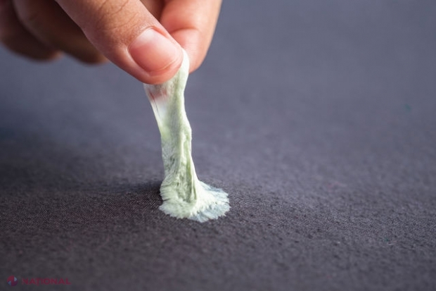 UTIL // Cum să cureți guma de mestecat de pe diferite suprafețe